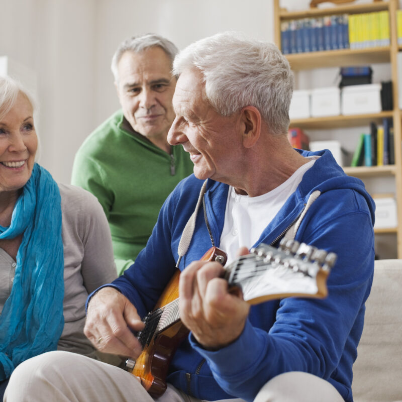 Perché agli anziani fa bene suonare uno strumento musicale?
